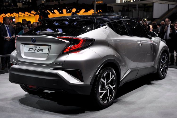 Anders als bei früheren Modellen des japanischen Herstellers ist das Design des neuen Crossovers C-HR von Toyota sehr nah dran an der 2014 vorgestellten Studie. (Seyerlein)