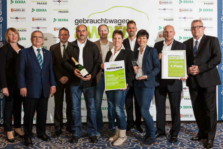 Das Gewinnerteam von Auto Niedermayer mit Sponsoren und Gratulanten. (Foto: Bausewein)