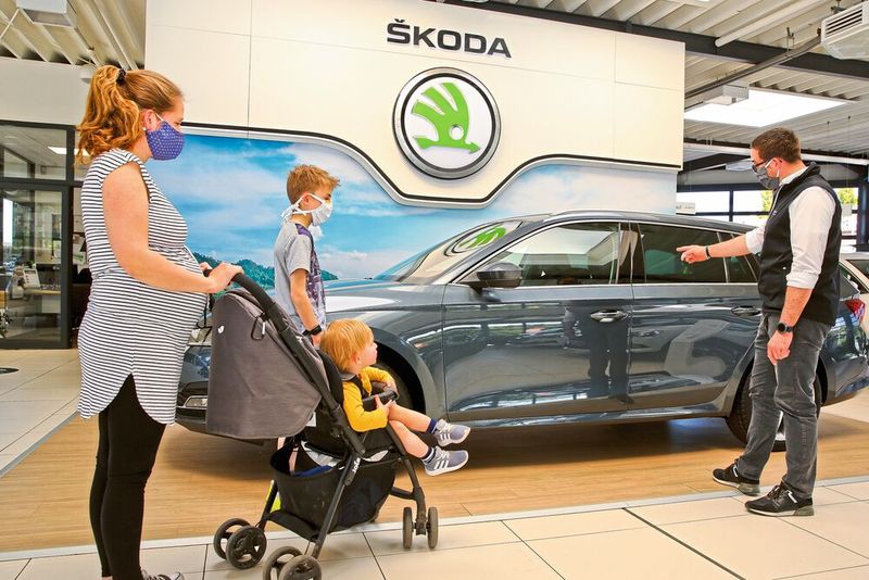 Die Beratung ist eine kleine Herausforderung: Kundennähe schaffen und dennoch Abstand halten. Atemmasken helfen. (Bild: Skoda)