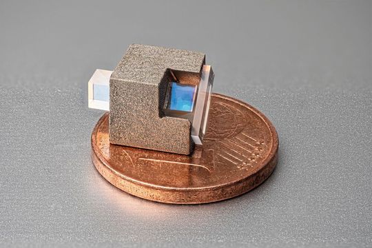 Miniaturisierter optischer Isolator mit 30 dB Isolation für den Wellenlängenbereich von 400 bis 950 nm.(Bild:  FBH/schurian.com)
