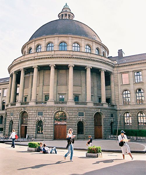 Von den 21 Nobelpreisen die an Preisträger mit einer Verbindung zur ETH Zürich haben oder hatten, entfallen 10 auf das Gebiet der Chemie (drei davon nach 1961). Der Schweizer Kurt Wüthrich erhielt 2002 den Nobelpreis zusammen mit John B. Fenn und Koichi Tanaka für seine Entwicklung der kernmagnetischen Resonanzspektroskopie zur Bestimmung der dreidimensionalen Struktur von biologischen Makromolekülen in Lösung. Wüthrich erlangte seinen Ph.D. in Berkeley und wird somit dort auch in Verbindung des Nobelpreises genannt. (Bild: ArchonMeld)