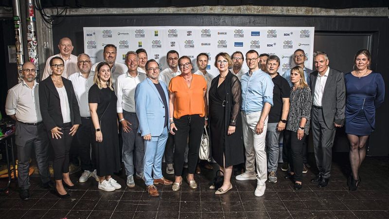 Die Jury des Automotive Business Awards 2023 bestand aus Vertreterinnen und Vertretern der Fachmedienmarke »kfz-betrieb« und der Businesspartner Bank Deutsches Kraftfahrzeuggewerbe (BDK), CG Car-Garantie Versicherungs-AG, Deutsche Automobil-Treuhand (DAT), Loco-Soft, Mobile.de und TÜV Nord Mobilität.  (Bild: Stefan Bausewein)