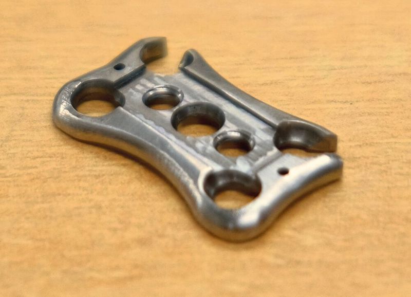 Implantat-Platte mit Esprit programmiert und in einem Arbeitsgang auf einer 5-Achs-Drehmaschine bearbeitet. (Esprit)