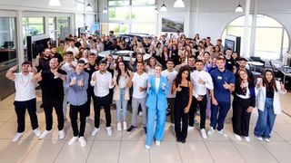 „Ohne unsere Nachwuchskräfte wäre unser Wachstum in dieser Form nicht möglich gewesen“, betonte Vorstandsvorsitzender Albrecht Wollensak von der Alphartis SE bei der zentralen Begrüßungsfeier der neuen Auszubildenden. 90 junge Frauen und Männer starteten im August ihre kaufmännische Ausbildung bei der Alphartis SE und ihren Tochtergesellschaften. Damit nicht genug: Im September starten nochmals so viele Auszubildende in den gewerblichen Berufen. In Summe bildet das Unternehmen damit aktuell mehr als 450 junge Menschen aus. (Bild: Alphartis SE)