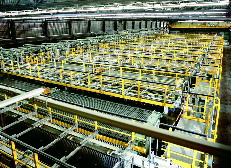 Die BASF hat mit einem umfangreichen Standortprojekt das Kostenniveau im Werk Ludwigshafen nachhaltig um 480 Millionen Euro gesenkt. Das Verbundkonzept erlaubt es, auch energieaufwendige Verfahren wie die Chloralkalielektrolyse sehr effizient zu betreiben. Das verwendete Membranverfahren ist das zuzeit modernste: Hier ein Blick in den Zellensaal. Bild: BASF (Archiv: Vogel Business Media)