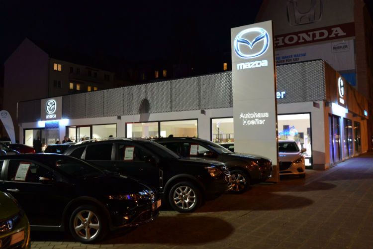 Sowohl der Pylon als auch Logo und Schriftzüge am Gebäude sind mit LEDs bestückt. (Foto: Mauritz)