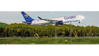 Eines von 52 Flugzeugmodellen hebt vom Knuffingen Airport ab. (Miniatur Wunderland Hamburg)