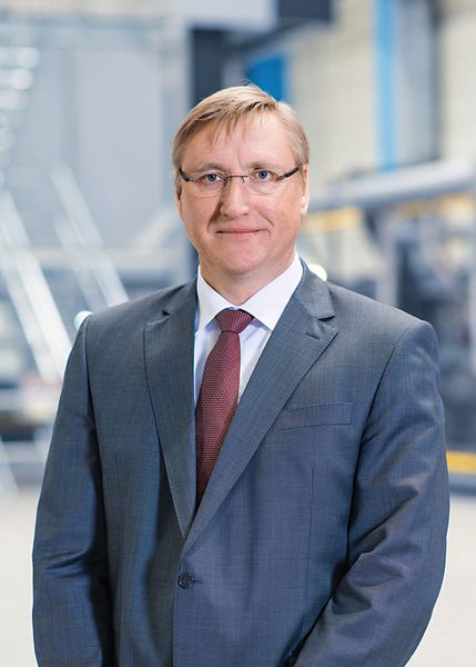 „Die Produktionskapazität einer Pressenlinie lässt sich durch Simulationen aller bewegten Teile inklusive der Werkzeuge und Werkstücke schon jetzt um bis zu 20 % steigern“, sagt Schuler-Technologievorstand Dr. Stephan Arnold. (Schuler)
