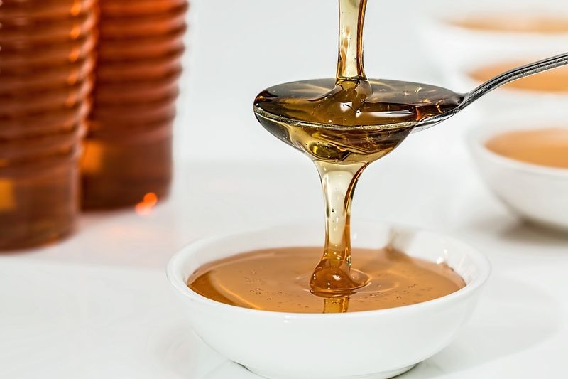 Platz 12: Pyrrolizinalkaloide in Tees und Honig  Ebenfalls 11 % der Befragten gaben an, durch Pyrrolizinalkaloide in Tees und Honig verunsichert zu sein. Die Pflanzenstoffe können giftig auf die Leber wirken, wenn regelmäßig viel Kräutertee konsumiert wird. (stevepb/Pixabay (CC0))