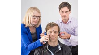 Im Schlaflabor: Dr. Nadine Petrovsky und Prof. Dr. Ulrich Ettinger vom Institut für Psychologie der Universität Bonn bestimmen bei einem Probanden (m.) mit der Präpulsinhibition die Filterfunktion des Gehirns. (Bild: Foto: Volker Lannert/Uni Bonn)