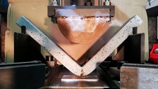 In Biegebelastungstests, die beispielsweise einen seitlichen Pfahlaufprall simulierten, wiesen die Hybridstrukturen eine bis zu 2,5-mal höhere Energieabsorption als herkömmliche Mehrkammer-Aluminiumprofile bei gleicher Masse und Abmessungen auf.  (Bild: VSI/Bio!LiB)