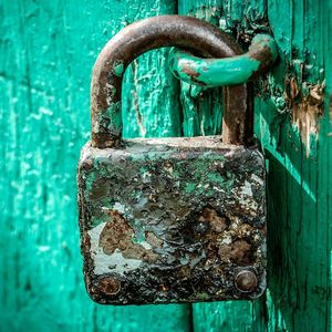 Der schmale Grat zwischen Vorsicht und Paranoia – Sensible Daten sollten immer verschlüsselt werden, um unbefugten Zugriff möglichst zu verhindern. Die Geschäftsführerin eines Unternehmens für Steuerprüfung hat es aber dann doch etwas übertrieben: Sie verwendete insgesamt vier (!) ineinander verschachtelte, unterschiedliche Verschlüsselungssysteme auf ihrem Laptop: Die integrierte Festplattenverschlüsselung, eine Full-Disc-Encryption per Software, die Verzeichnisverschlüsselung des Betriebssystems sowie eine Container-Verschlüsselung. Erst dort lagen die sensiblen Dokumente. Jedoch kam es unerwartet zu einem Hardware-Schaden mit massiven Oberflächenschäden auf der Laptopfestplatte. Leider wurden von der Kundin die Sicherungskopien der Verschlüsselungs-Keys nicht gesichert – ohne diese in Kombination mit den Kennwörtern ist eine Entschlüsselung nicht mehr möglich. Attingo ist es jedoch gelungen alle Sektoren mit den notwendigen Master-Keys sowie in weiterer Folge die Daten zu rekonstruieren. (Bild:  Pixabay)