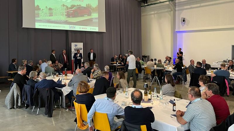 Im ADAC-Testzentrum wurden die Besucher der Abendveranstaltung am Freitag verpflegt und später gab es einige Ehrungen. Im Hintergrund (v. l.) ZKF-Präsident Arndt Hürter, Erik Papinski, AIRC-Präsident Detlef Thedens und HGF Thomas Aukamm. (Bild: Klasing)