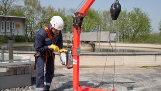 Mit dem Dreibock Jackpod Tri 2 und der Seilwinde Jackpod Winch können Personen in engen Umgebungen sicher arbeiten. (Bild: Skylotec)