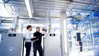 Optimierter Wärmehaushalt: Ein Wärmenetz
verbindet über Wasserrohre die Maschinen
untereinander und mit der Gebäudehülle. (PTW)