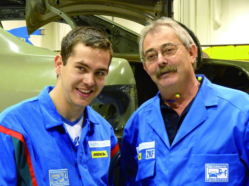 Richard Büttner und der deutsche Experte Gerd Riegelhoff freuen sich über den achten Platz bei den Karosseriebauern. (Archiv: Vogel Business Media)