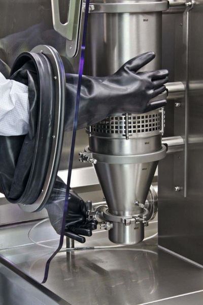 Gloves are used to change equipment in the glovebox. (Bild: Glatt)