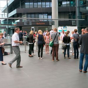 Erster Messetag, 10:02 Uhr. Die Besucher nehmen die MT-Connect in Beschlag.