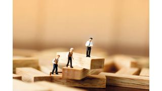 Wenn sich familienintern kein Unternehmensnachfolger findet, bieten sich grundsätzlich zwei Alternativen an: Entweder man gewinnt eine Führungskraft aus dem eigenen Unternehmen oder man sucht außerhalb des Unternehmen nach einem geeigneten Kandidaten. (©Rattana.R - stock.adobe.com)