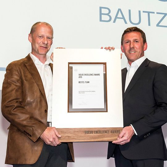 Udo Schön (li.) erhält den Volvo Excellence Award 2015 vom Geschäftsführer des Importeurs, Thomas Bauch.(Foto:  Volvo)