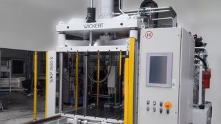 Wickert, ein Hersteller von Pressen für die Kunststoff- und Composite-Verarbeitung (Bild), hat die Erkenntnis erlangt, dass es nicht mehr ausreicht, nur Maschinen anzubieten. Er will sich deshalb vom Pressenhersteller zum Komplettanbieter mausern. (Wickert)