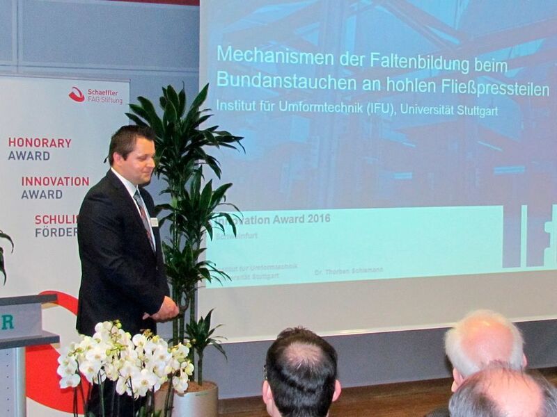 Dr.-Ing. Thorben Schiemann präsentierte die Ergebnisse seiner Promotionsarbeit „Mechanismen der Faltenbildung beim Bundanstauchen an hohlen Fließpressteilen.“ (Details s. Kastentext) (S.Häuslein/konstruktionspraxis)