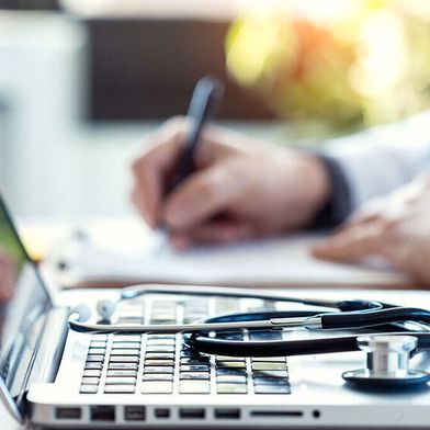 Im Gesundheitswesen ist Dokumentation unabdingbar; doch erst das Wie entscheidet bei dieser Pflicht über Be- oder Entlastung. (Bild: © nenetus - stock.adobe.com)