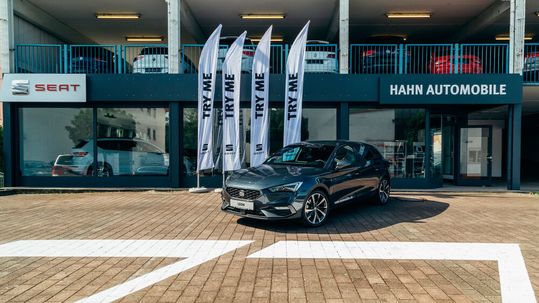 Die Hahn-Gruppe hat den Ausstellungsraum an der Auffahrt zum Parkhaus seiner Volkswagen-Filiale in Esslingen entsprechend der SEAT-CI umgebaut.(Bild:  Hahn Gruppe)