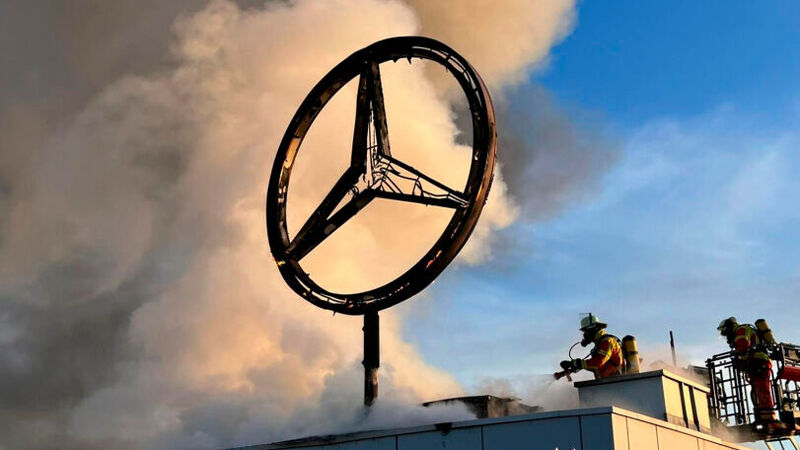 Starke Rauchentwicklung: Auf dem Dach eines Bürogebäudes der Mercedes-Niederlassung in Leonberg hat es gebrannt. (Bild: Freiwillige Feuerwehr Leonberg)