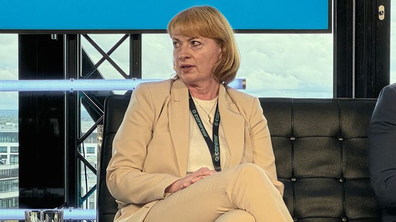 Yvonne Peters, Digitalchefin des Autohauses Adelbert Moll, sieht gerade das Geschäft mit gebrauchten E-Autos als große Herausforderung. (Bild: Achter – VCG)