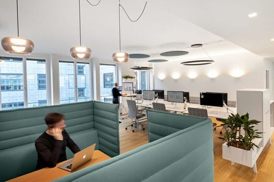 Der Open-Space-Bereich bei Piabo mit höhenverstellbaren Tischen und einer Alkovencouch.(Quelle:  ©Robert Lehmann)