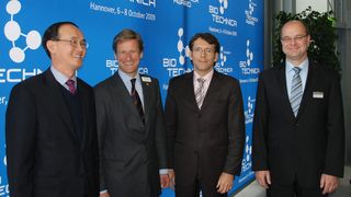 Pyung Hee Kim Stephan Ph. Kühne, Dr. Wolfgang Kronemeyer und Dr. Joachim Kreuzburg bei der Abschluss-Pressekonferenz der BIOTECHNICA 2009.  (Bild: LaborPraxis)