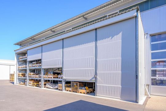 Hier lieber Holz „in der Hütte“ antelle vor derselben! Damit Lagerholz vor Witterungseinflüssen geschützt ist, bietet der Regalsystemexperte Elvedi etwa Palettenregale an, die mit einem Wetterschutzvorhang versehen sind. Diese und andere werden auf der Ligna präsentiert.(Bild:  Elvedi)