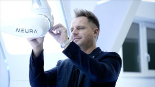 Gründer und CEO von Neura Robotics David Regner: «Mit Zürich stärken wir nun nicht nur die ganzheitliche Entwicklung unseres humanoiden Roboters 4NE1 – von Physical AI über Sensorik bis zu den kognitiven Fähigkeiten. Der Tech-Hub Zürich mit seiner aussergewöhnlichen Talentbasis, starken Deeptech-Community und der ETH ist der ideale Ort, um die nächste Generation humanoider Systeme voranzutreiben und unser gesamtes Ökosystem strategisch zu beschleunigen.» (Bild: Neura)