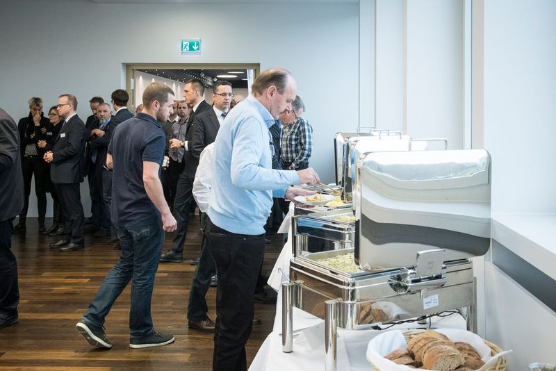 Der Kongress und die Tischmesse im Foyer boten einen angenehmen Rahmen für Gespräche und das Networking. (Thomas Entzeroth)