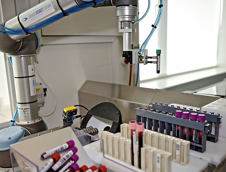 An der Universitätsklinik Gentofte in Kopenhagen sorgen zwei UR5-Roboter für die schnelle Abfertigung von Blutproben. (Bild: Universal Robots)