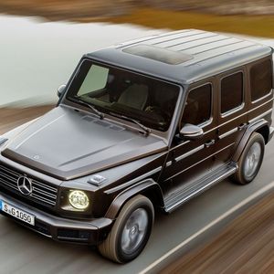 Trotz der Ähnlichkeiten zur ersten G-Klasse-Generation wurden nur drei Bauteile unverändert vom Vorgänger übernommen.(Bild:  Mercedes-Benz)