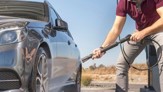 So ist es richtig: Mit einer Flachstrahldüse und den richtigen Abstand besteht keine Gefahr für den Reifen. (Kärcher)