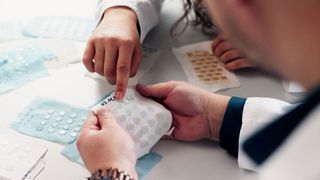 Im Forschungsprojekt „StereoTex“ der FH Bielefeld soll Schutzbekleidung stich- und schnitthemmend optimiert werden. Die ersten Versuche, Stereolithographieharze auf Textilien zu drucken, waren  erfolgreich. (Bild: P. Pollmeier/FH Bielefeld)