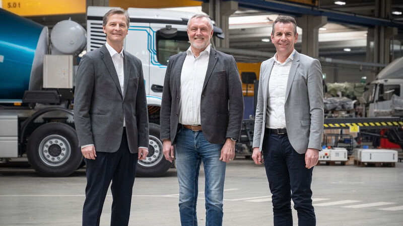 Andreas Bartels, neuer CFO der Paul Group, Gesellschafter Josef Paul und Bernhard Wasner, CEO der Unternehmensgruppe (v.l.n.r.).  (Bild: Paul Group)