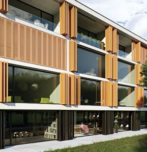 Bild 11: Diese Faltschiebeläden werden von einem Motor bewegt und schützen so komplette Fensterfronten an Gebäuden völlig automatisch vor Sonneneinstrahlung. Der Motor konnte dabei nicht stationär angeordnet werden, sondern fährt mit. Dadurch musste die Energie zum fahrenden Motor gebracht werden. Zahlreiche Versuche mit Schleifkontakten und Spiralkabeln führten nicht zum gewünschten Erfolg. Erst der Einsatz einer Energiekette ermöglichte eine einfache, zuverlässige und wartungsfreie Energie- und Signalübertragung. Zudem ist die Energiekette robust und unempfindlich gegen Wettereinflüsse. (Bild: Hawa AG)