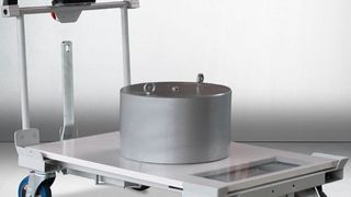 Bis zu 2 t „packt“ die neue elektrische Anfahrhilfe für unterschiedliche Transportgeräte und Trailer-Systeme. (Bild: Blickle)