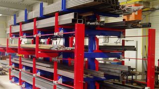 Größe, Traglast, Anzahl und Ausführung der Fächer dieses Roll-aus-Regals lassen sich individuell an Kundenwünsche anpassen. (Bild: Hahn & Groh)