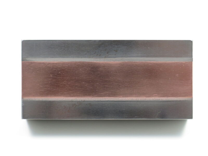 Eine dichte und porenfreie Elektronenstrahlschweissung zeigt dieser Längsschliff mit 150 Millimeter Schweisslänge an einer Stahl-Kupfer-Struktur auf. (Bild: Swissbeam)