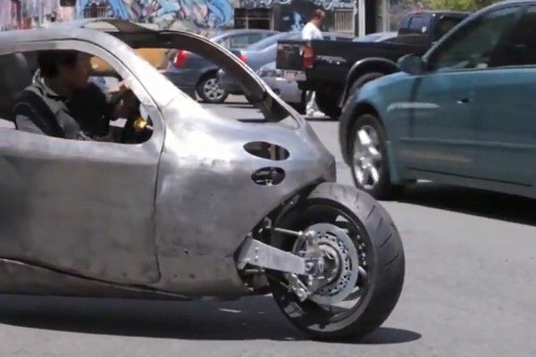 Das C1 von Lit Motors: zwei Gyroskope sorgen dafür, dass der elektrische Zweiradkabinenroller nicht umfallen kann - auch nicht bei einem Unfall (Bild: Lit Motors)