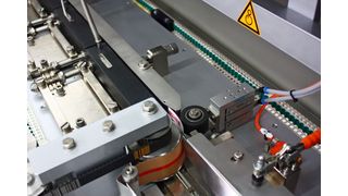 Der Hotmelt-Sackverschlusstreifen wird exakt auf die Breite des Sacks zugeschnitten.  (Bild: Schümann)