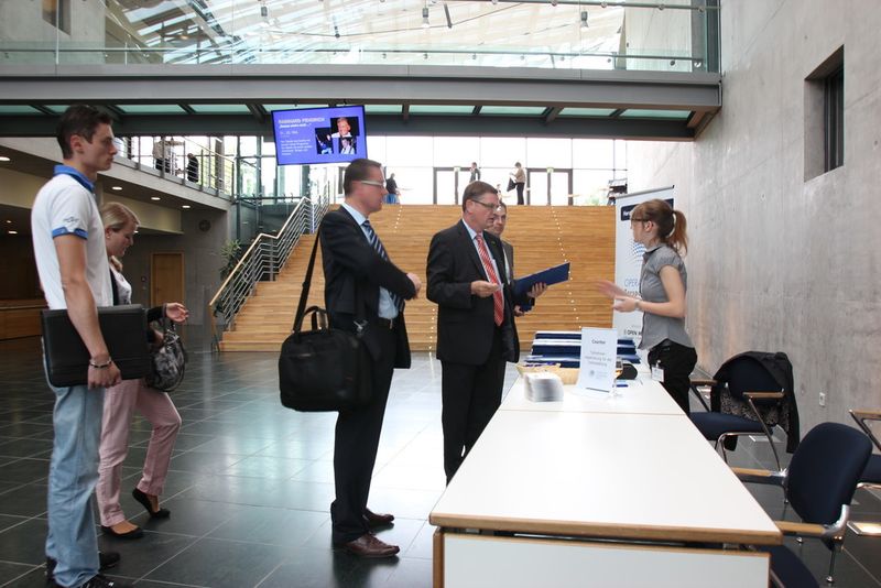 Die ersten Teiilnehmer finden sich ein. Anmeldung und Ausgabe der Tagungsunterlagen im Foyer der Stadthalle Tuttlingen. (Bild: Castagna)
