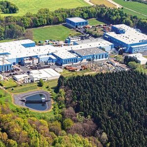 Schwermetall Halbzeugwerk produziert mit einer hochmodernen Produktionsanlage und innovativen Fertigungsverfahren jeden Tag circa 1.000 Tonnen Vorwalzbänder.(Bild:  Schwermetall Halbzeugwerk)