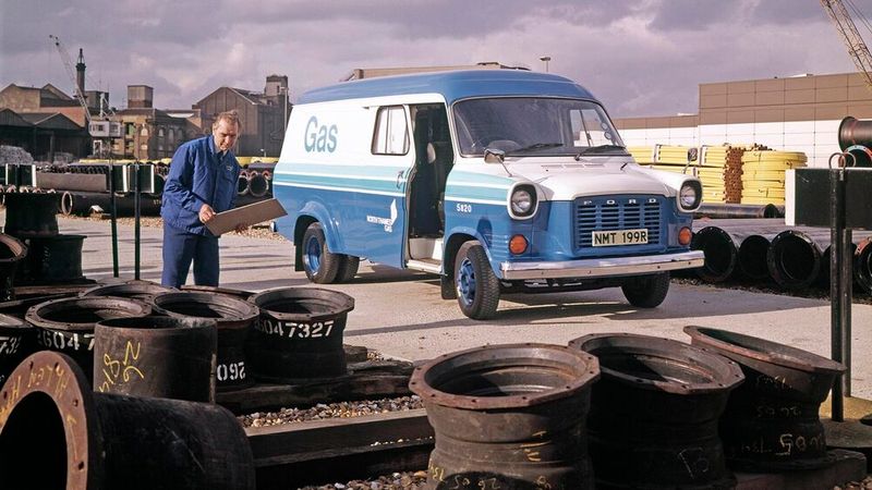 Wie die meisten anderen Kleintransporter erreichte der Transit in Deutschland nie den Kultfaktor des VW-Bus. Anders als bei diesem sind alte Transits in Liebhaberhand entsprechend selten. Der Erfolg des Modells ist nach über 50 Jahren dennoch ungebrochen.  (Bild: Ford)