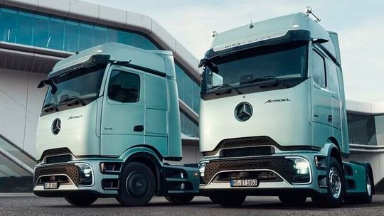 Bei Daimler Truck sind über 130.000 Lkw von einer weltweiten Rückrufaktion betroffen. Rund ein Fünftel davon sind in Deutschland unterwegs, wie es heißt. Betroffen sind die Modelle Actros (im Bild), Arocs und E-Actros. Ein schlecht versiegelter Chip könnte zum Brand führen ...(Bild:  Daimler Truck)